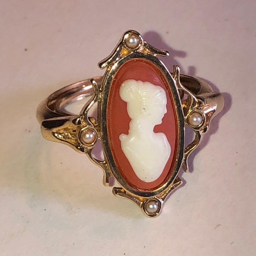 Avon Gold Tone Cameo Portrait Ring with Faux Coral and White